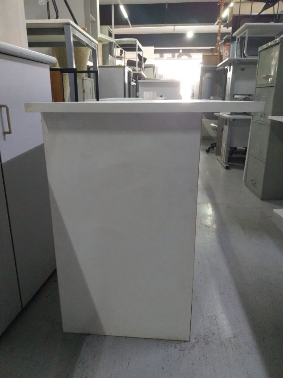 Mesa de Escritório Alta Branca com Caixa de Tomada - Foto 2