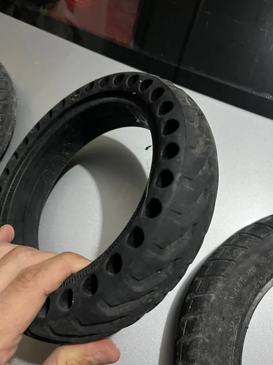 3 pneus para patinete elétrico sendo um sólido