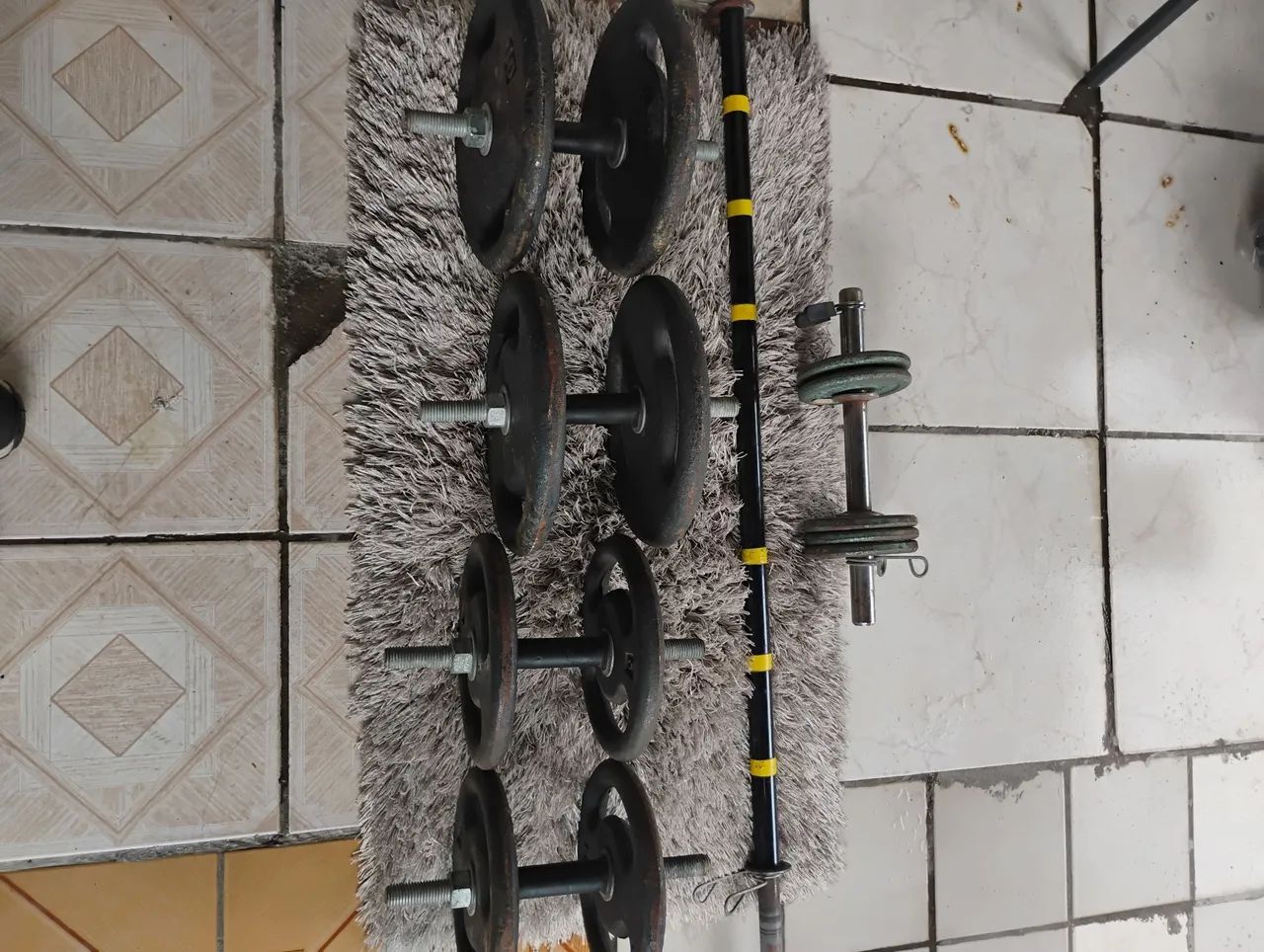 Barras e anilhas. Treino em casa. - Foto 4