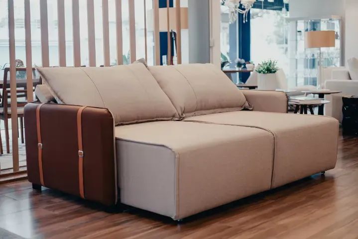 Sofá de design moderno e elegante, perfeito para compor sua sala de estar. Conforto e sofi