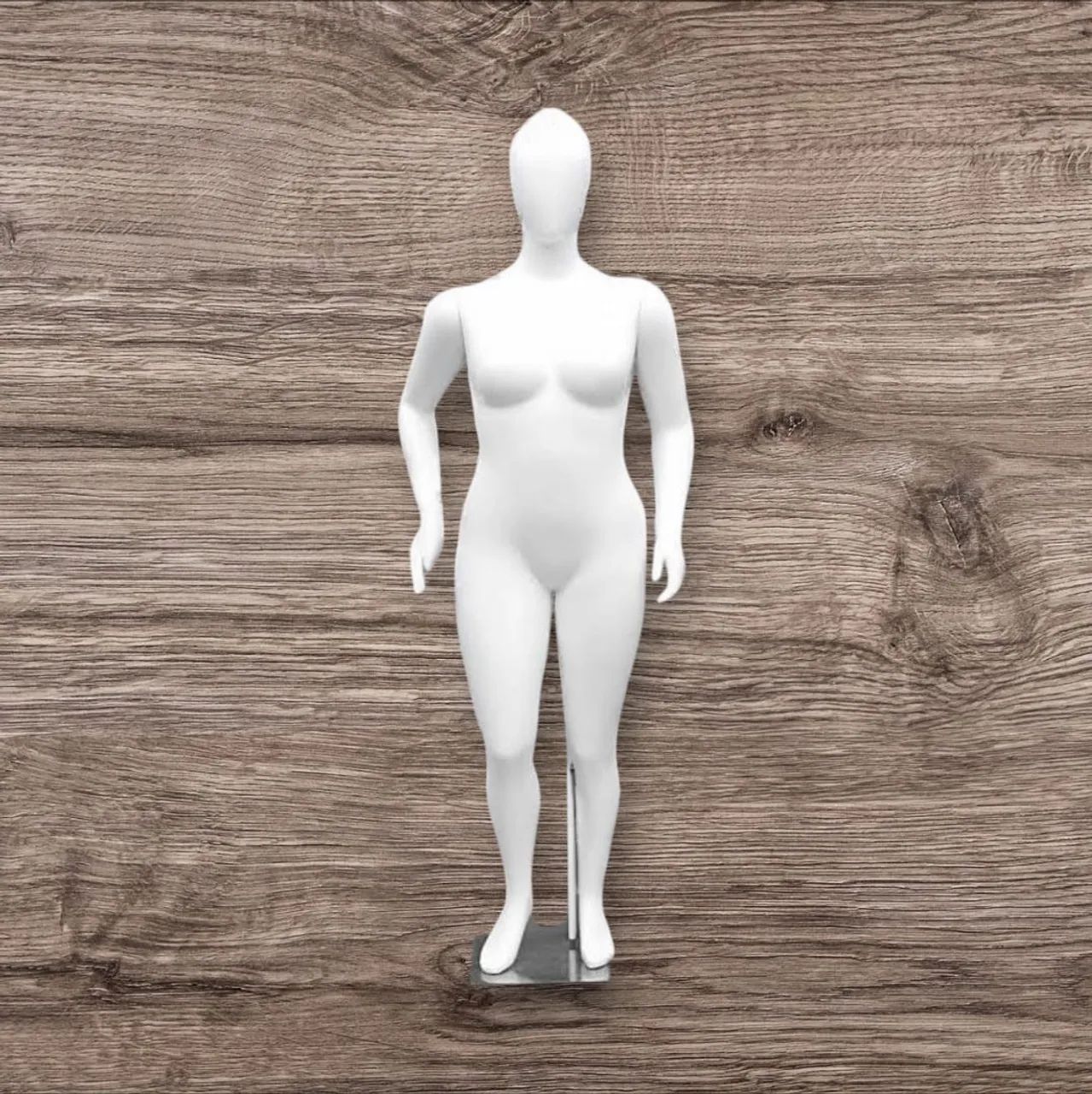 Manequim Feminino plus size Branco - Ideal para Vitrines