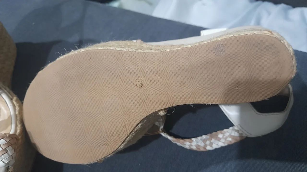 Sandália plataforma bege usada - Foto 4