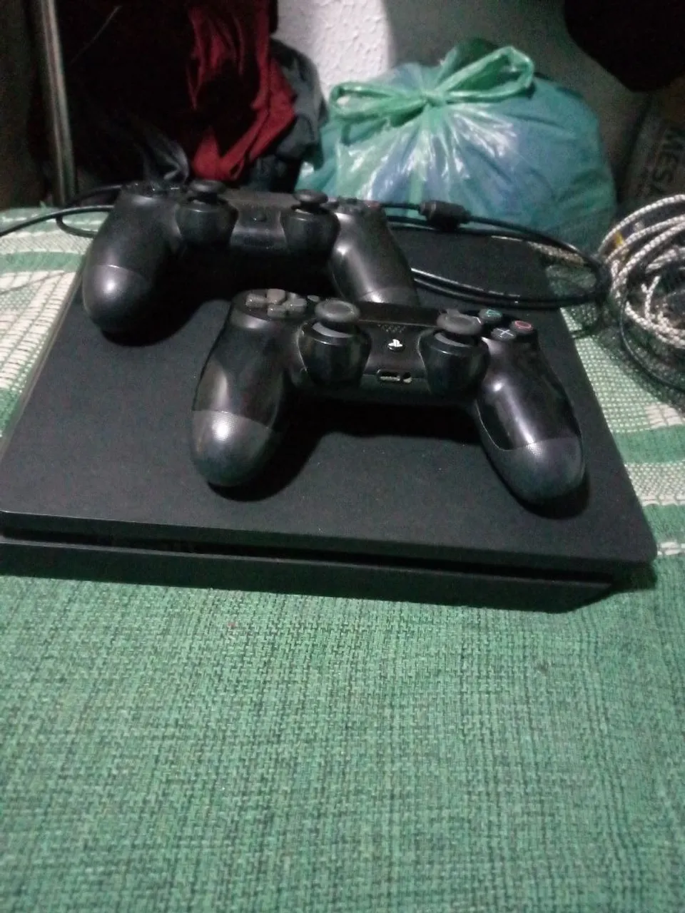 Playstation 4 com 2 Controles