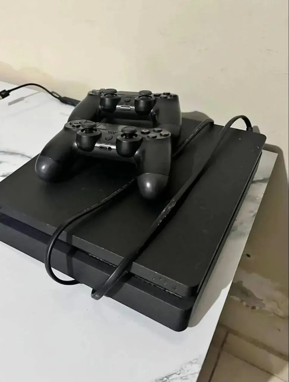 PlayStation 4 com 2 Controles e Cabos