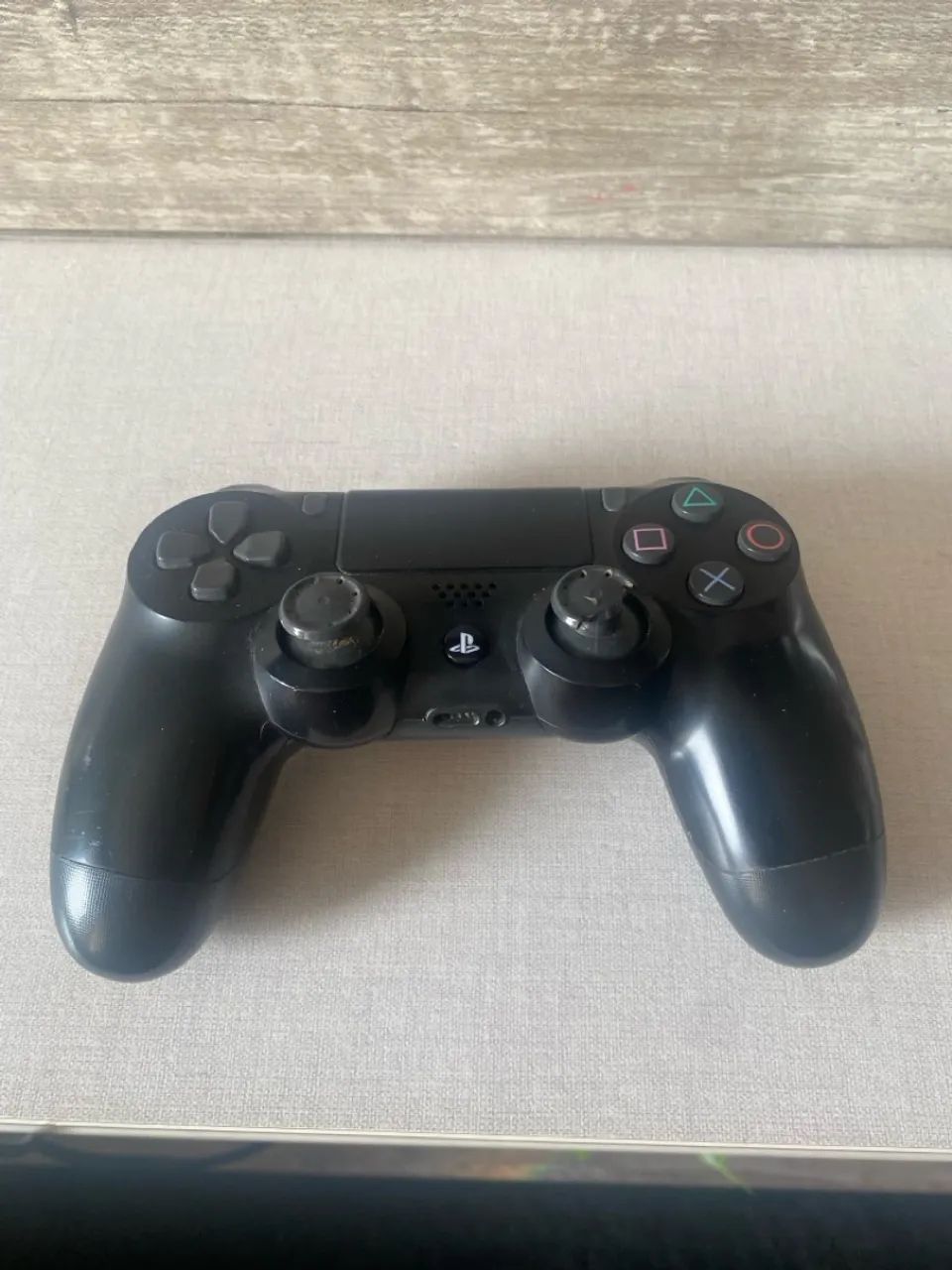 Playstation 4 com 2 controles - Foto 2