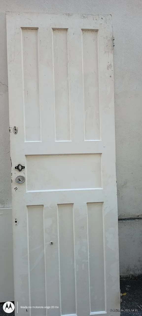 Porta de Madeira maciça com olho mágico
