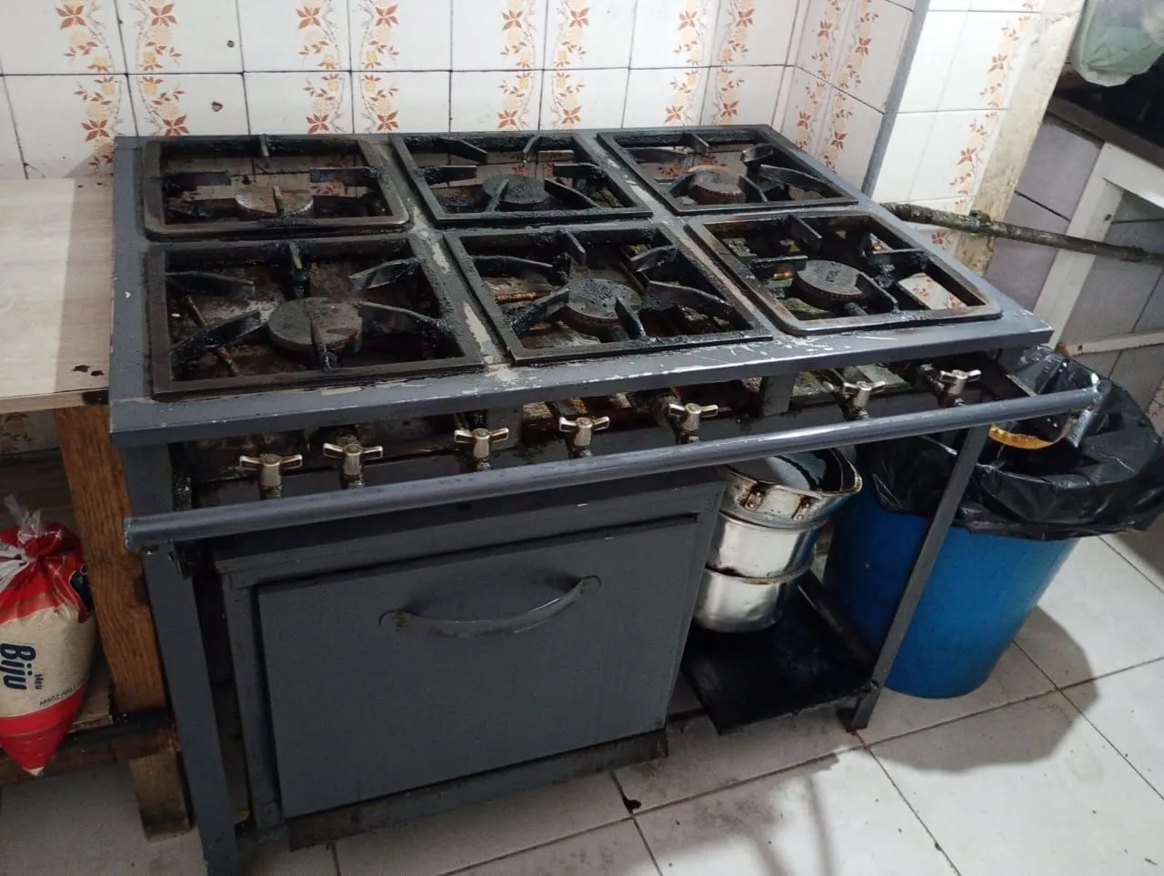 Fogão, cafeteira e estufa..