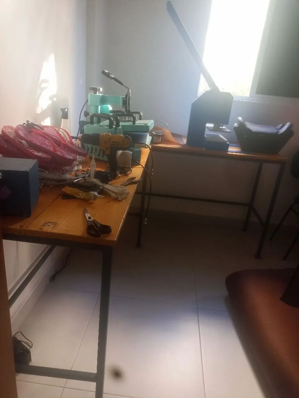 Mesa de canto de madeira em L com estrutura de ferro