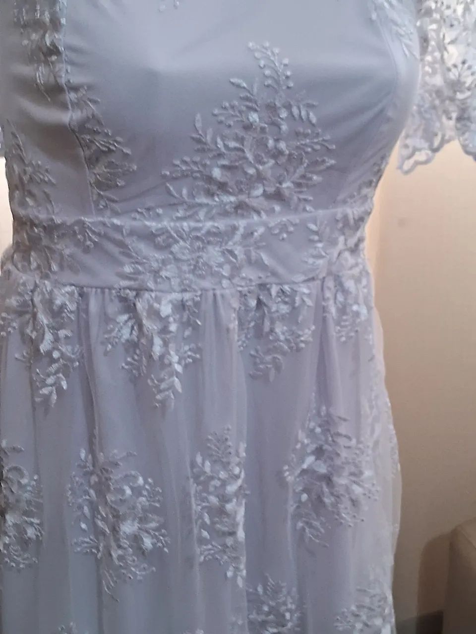 Vestido branco rendado com mangas bufantes - Foto 3