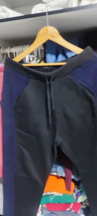 Calça Calvin Klein de Moletom Masculina - Preta e Azul - Foto 3