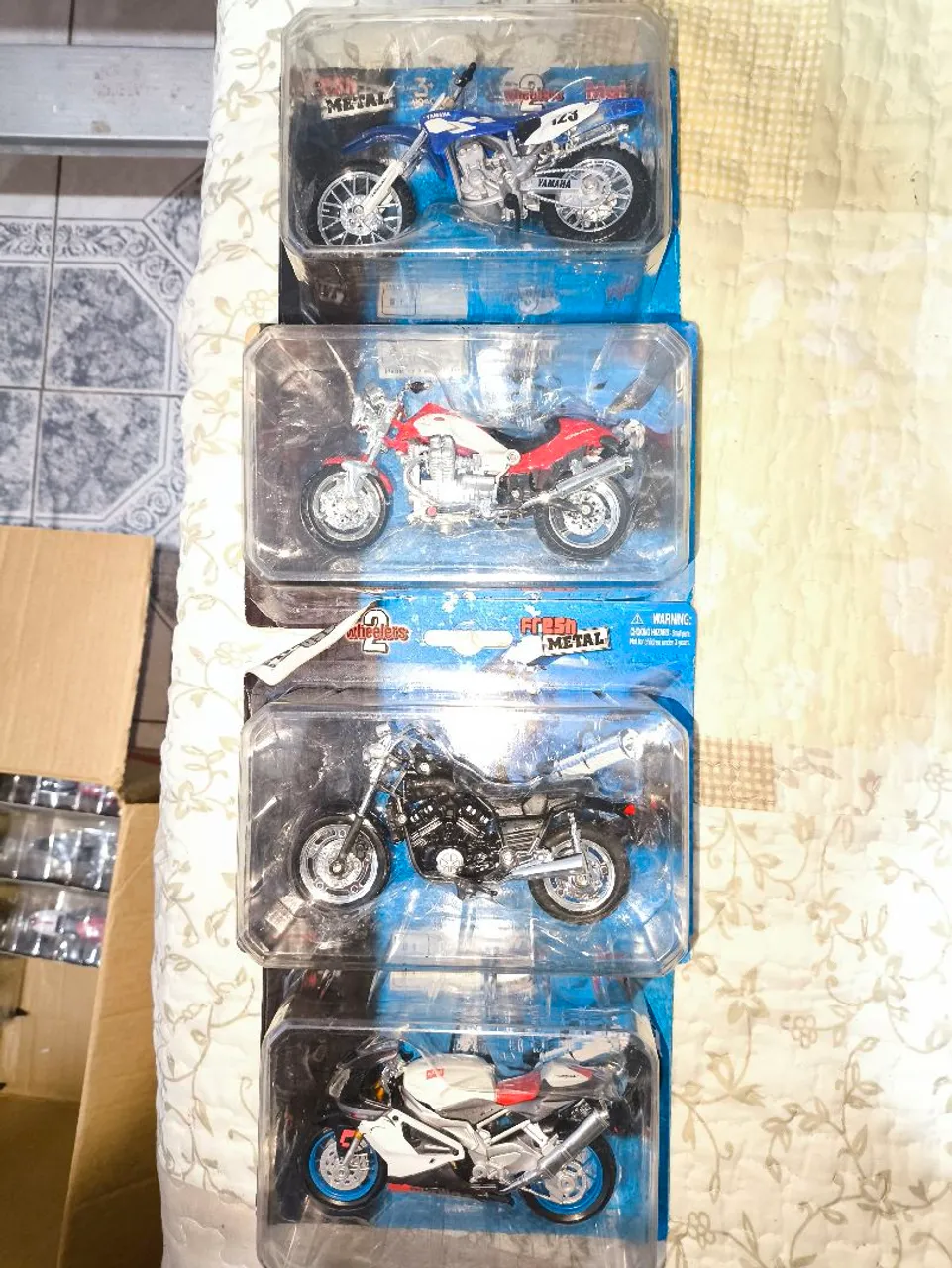 Motocicletas e Carros de Metal - Miniaturas Detalhadas