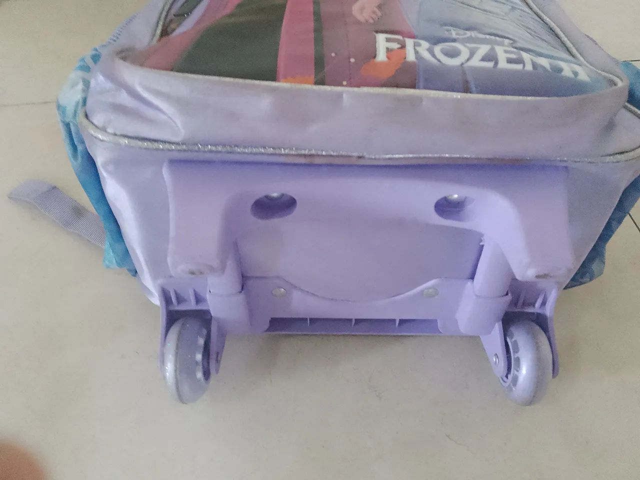 Mochila Frozen 2 - Infantil  com rodinhas e acende luzes  - Foto 2