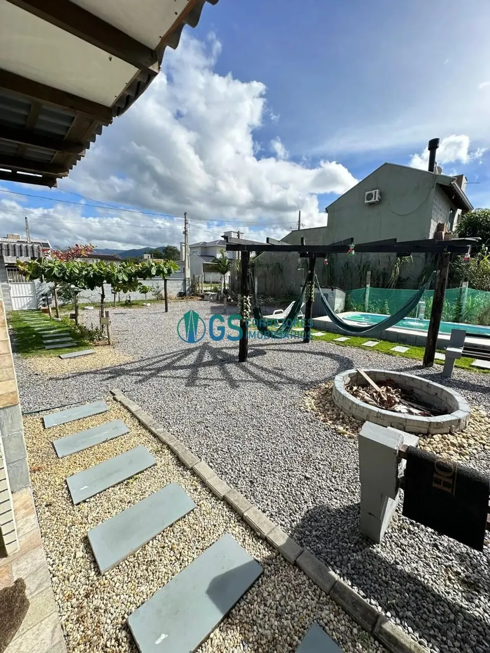 Casa com 2 Kitnets, Piscina e Ampla Área Externa Á Venda na Enseada da Pinheira