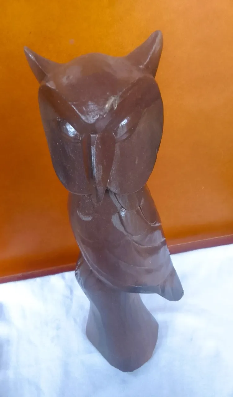 Escultura em madeira patinada Marrom café representndo coruja *Descrição