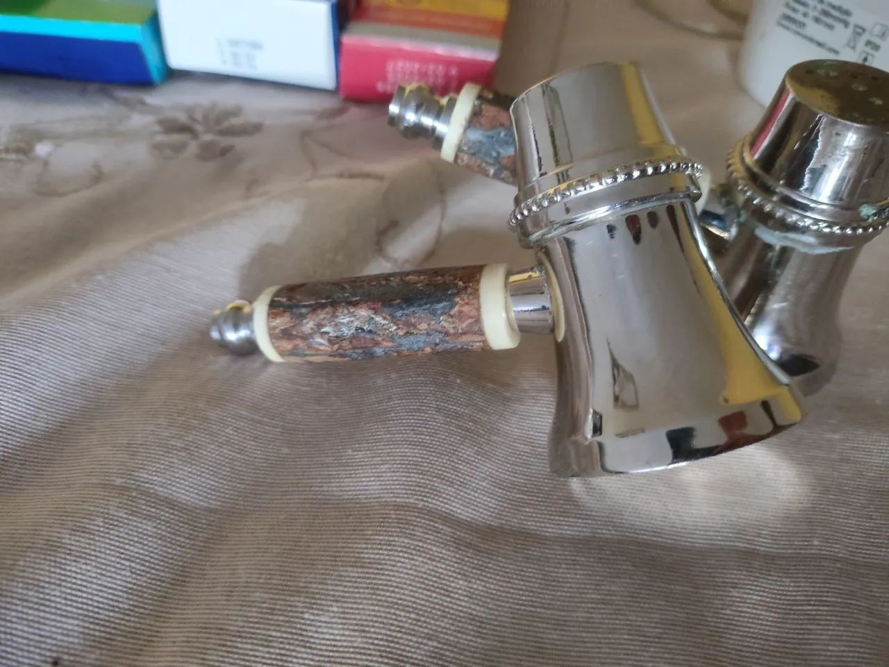 Saleiro e Pimenteiro com Cabo de Madeira Rústico - Foto 5