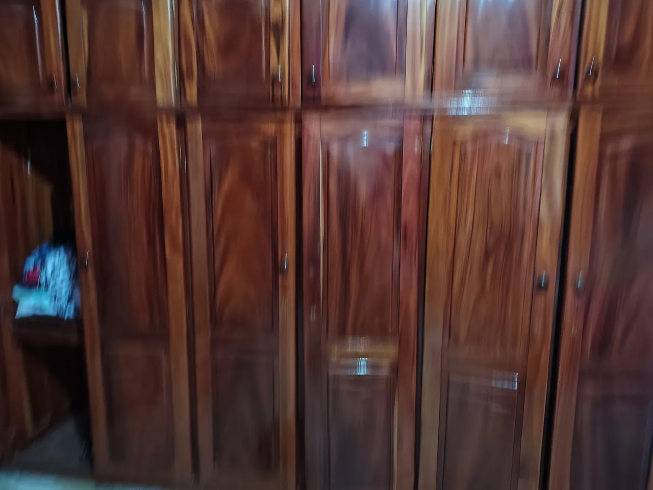 Guarda-Roupa de Madeira Maciça