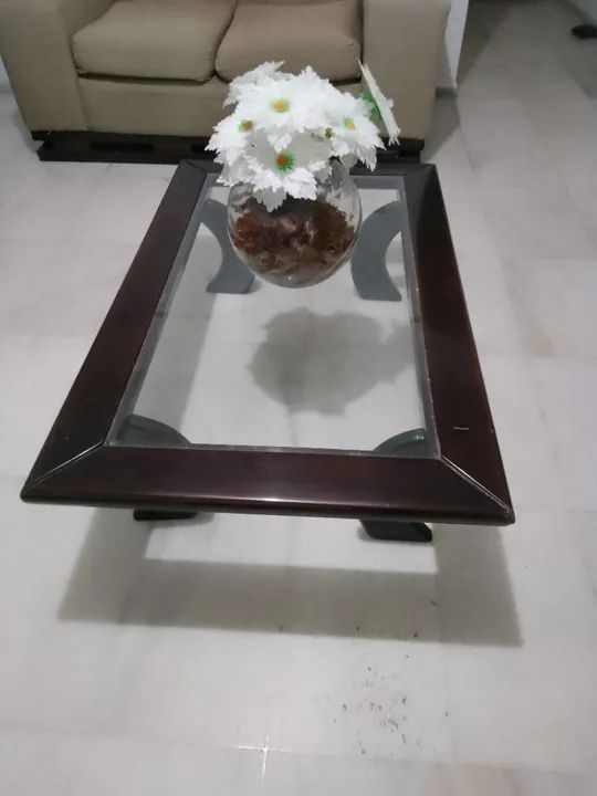 Mesa de centro em madeira com tampo de vidro - Foto 4