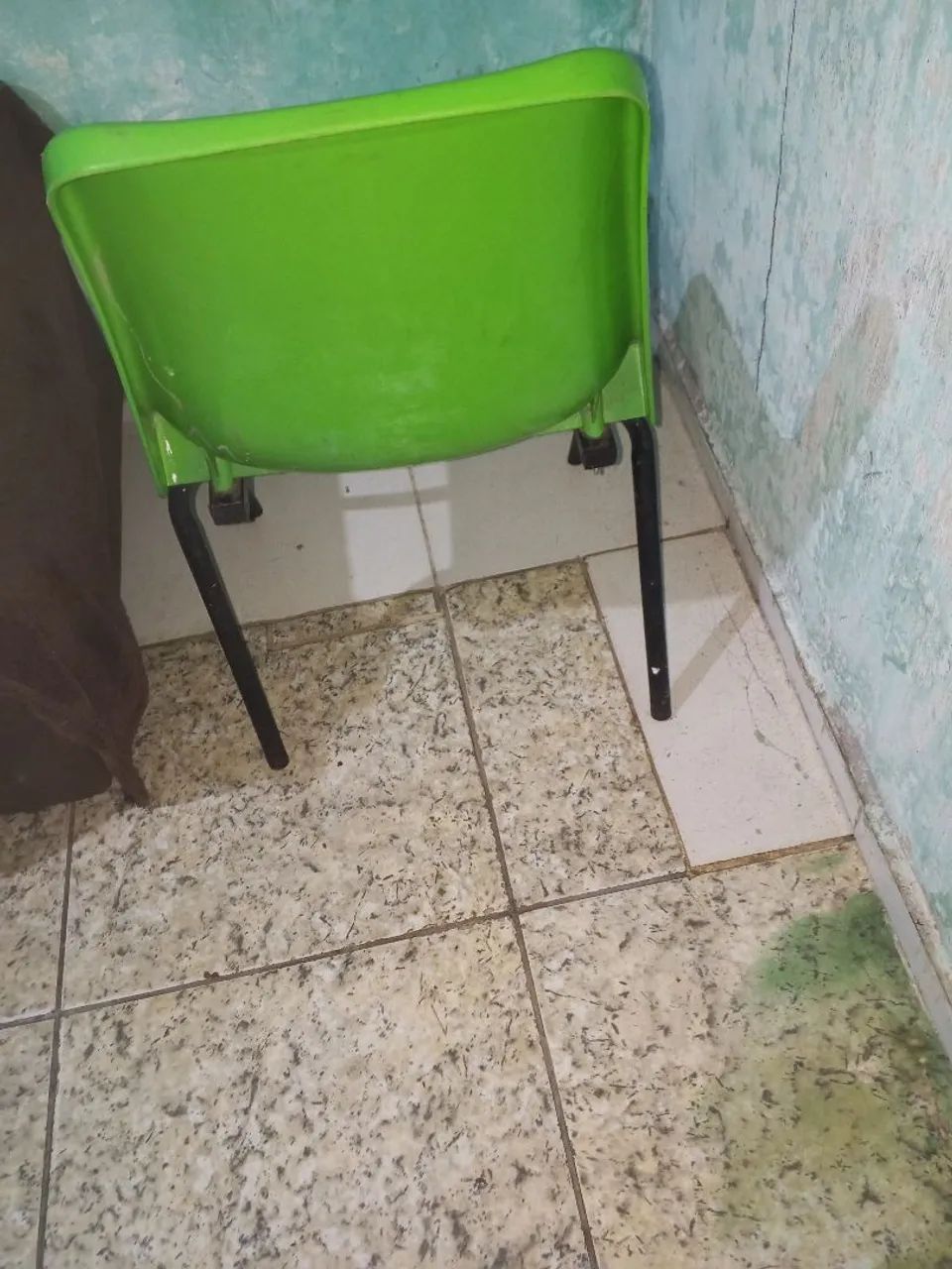 4 Plastic Chairs 30.0064960530809603121
