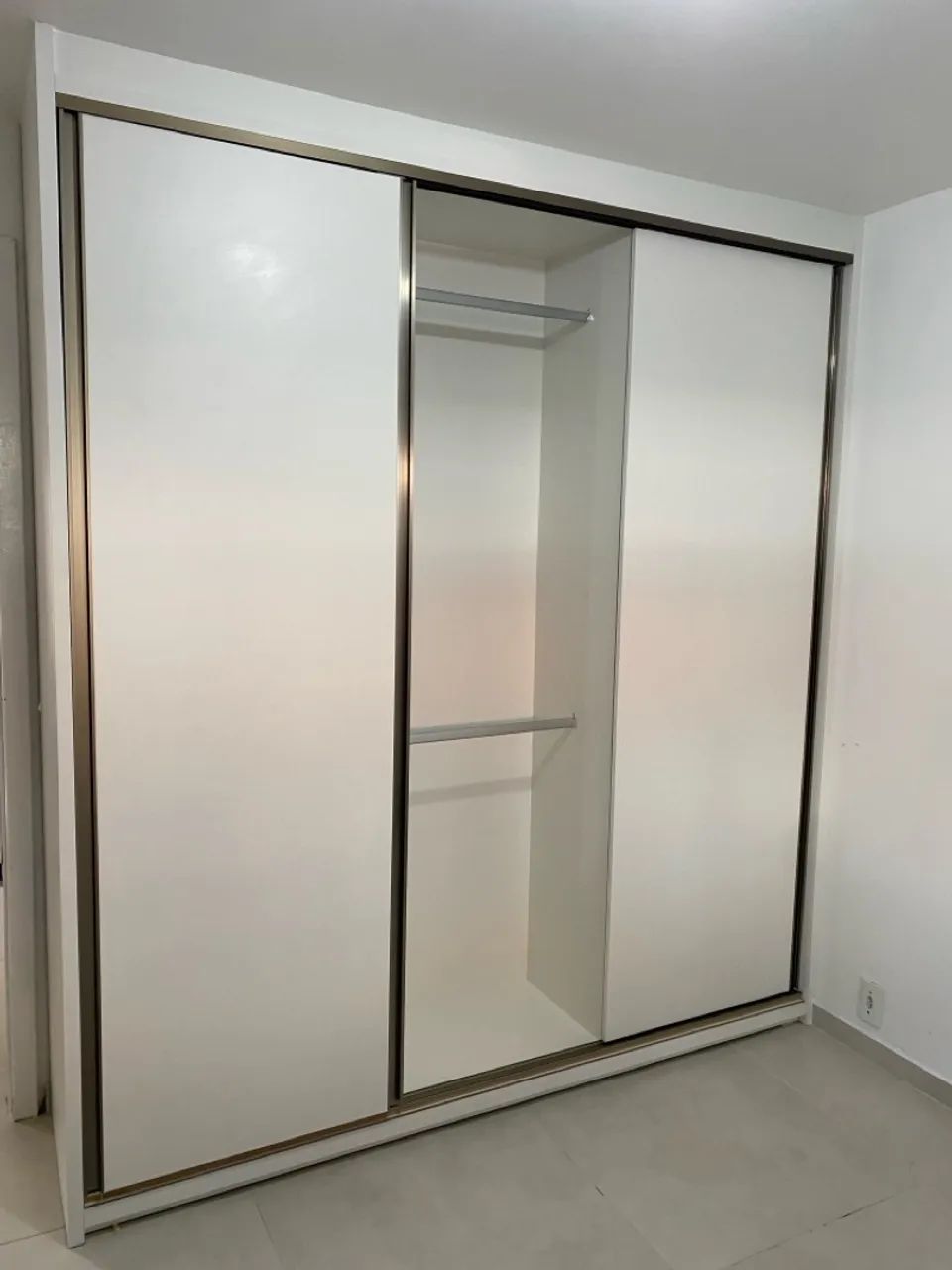 Guarda-Roupa Branco com Portas de Correr