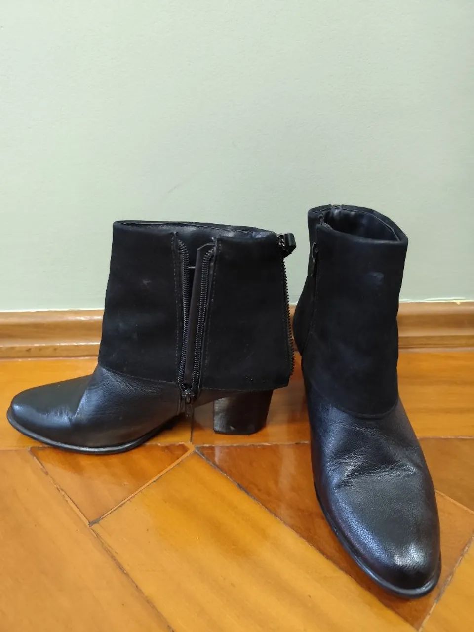 Botas Femininas de Couro Preto - Foto 3