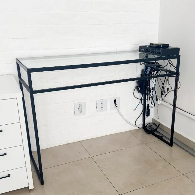 Mesa de vidro e metalão