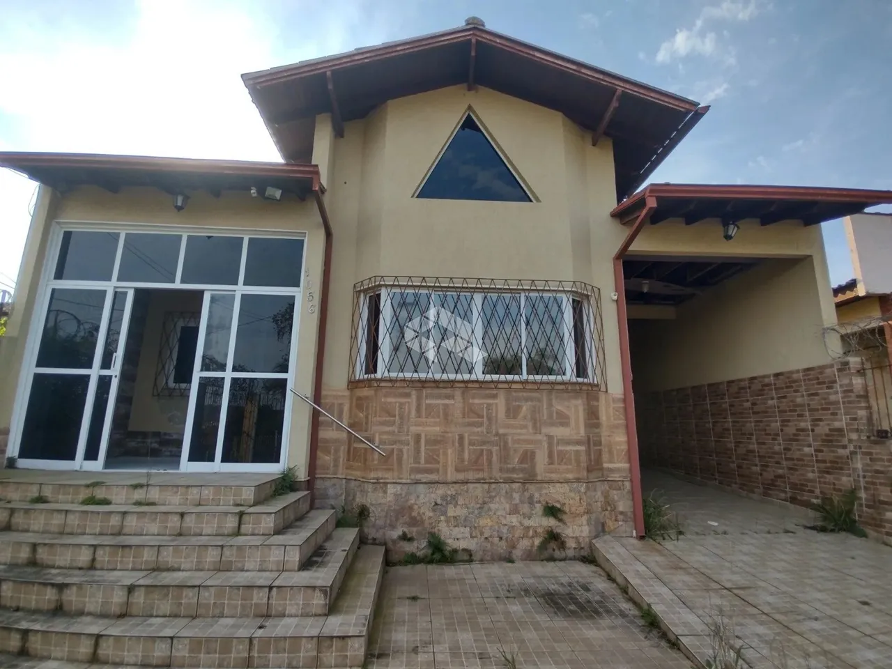 Casa 3 dormitórios com 226 m² de área construída e terreno de 390 m², à venda R$ 650.000,0