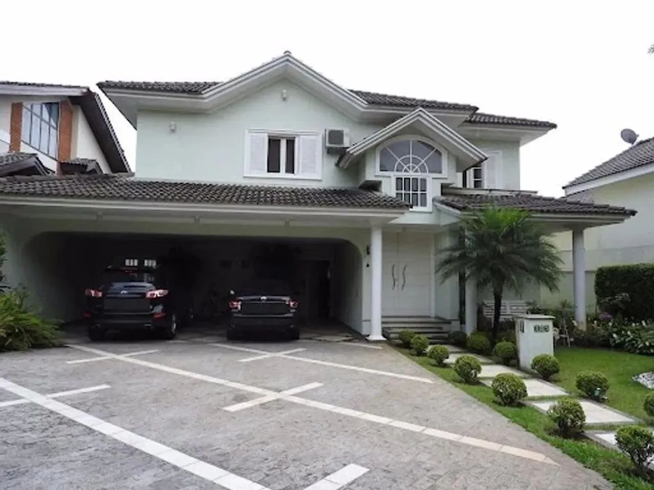 Casa à venda e para alugar em Santana de Parnaíba, Alphaville, com 4 suítes, com 560 m²