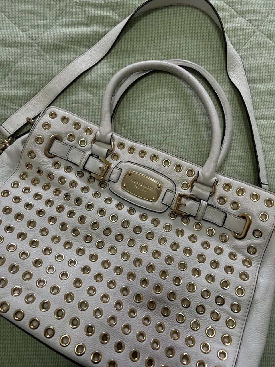 Bolsa Michael Kors com detalhes dourados - Foto 4