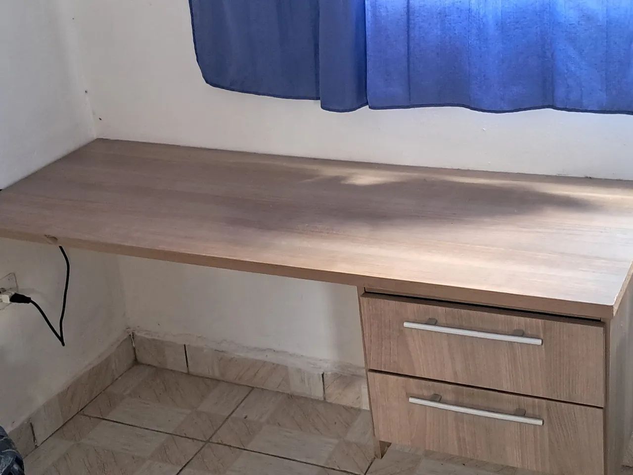 Mesa de Escritório com Gaveteiro 1,50m X 56 cm.