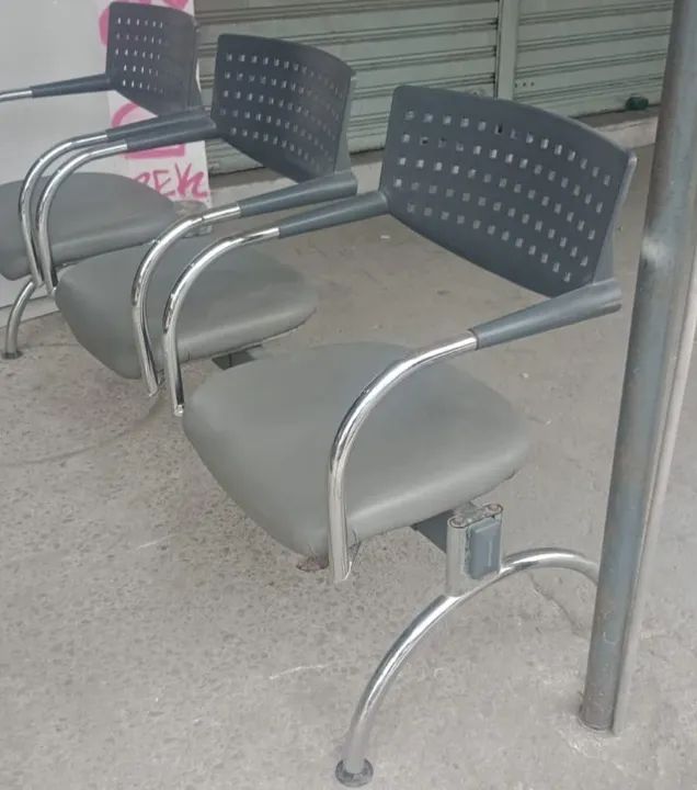 Cadeira ,Longarina cinza com estrutura cromada de 3 lugares em bom estado.  - Foto 2