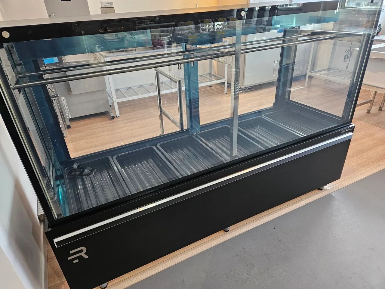 vitrine refrigerada para carnes 2m com vidro aquecido nova