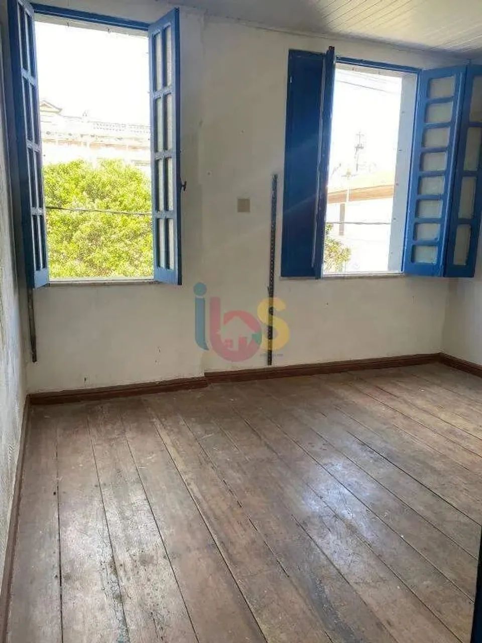VENDO CASA COM PONTO COMERCIAL NO CENTRO