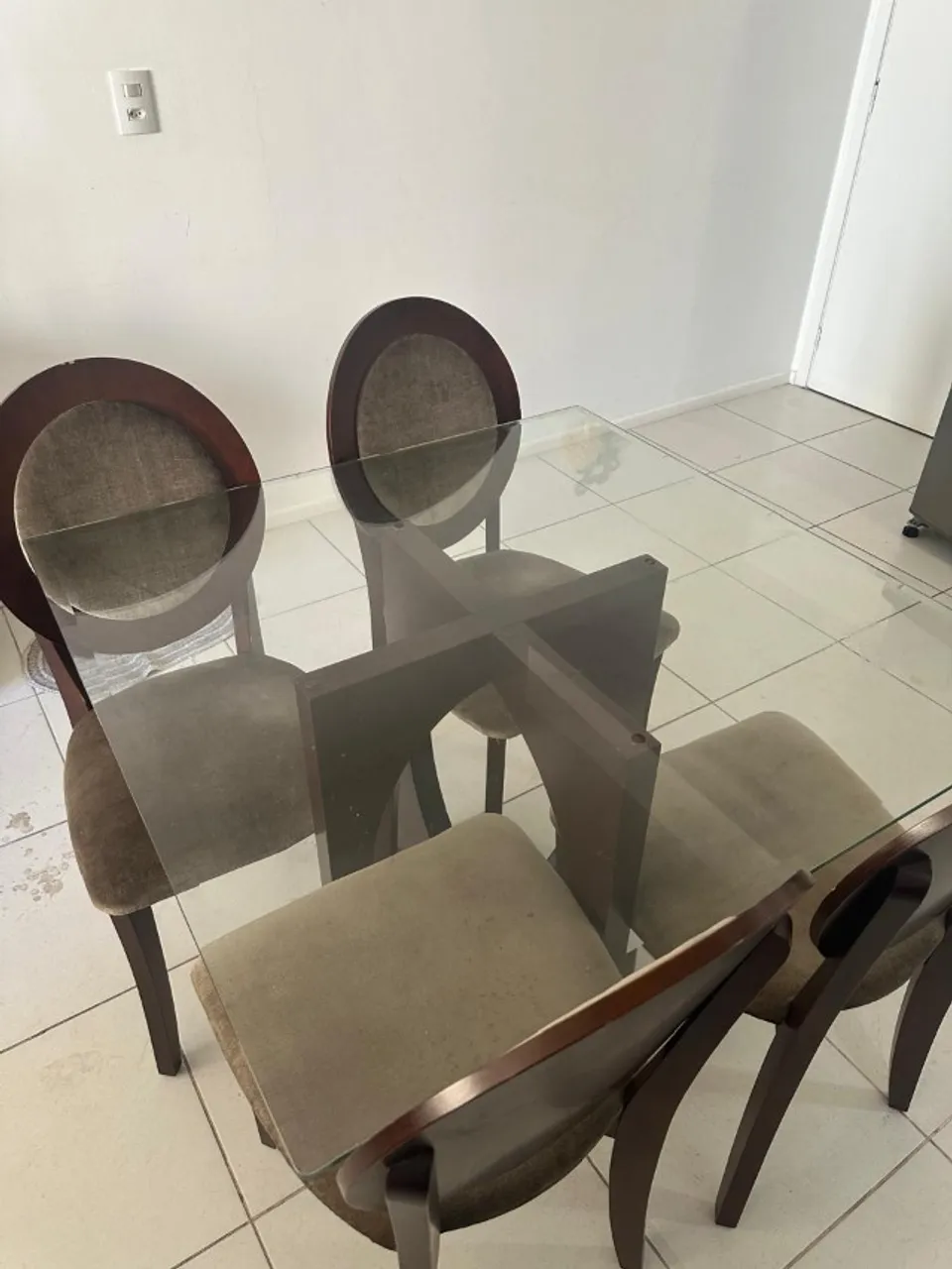 conjunto de mesa com tampo de vidro e cadeiras