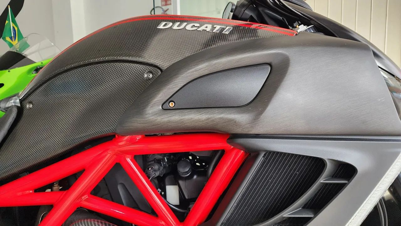 Ducati Diavel Carbon 2013/2013 - Foto 12
