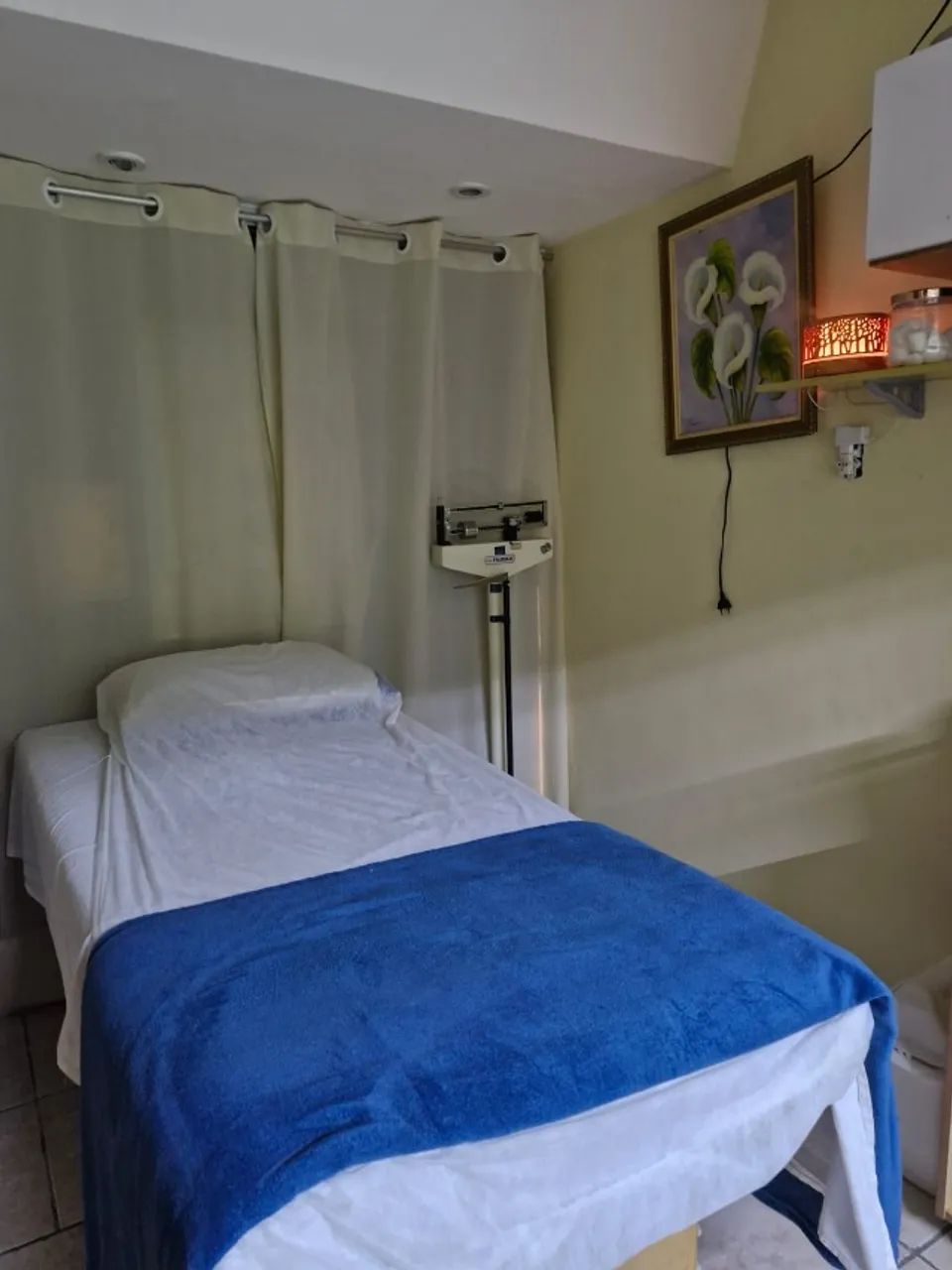 maca,  balança, escrivaninha e outras peças