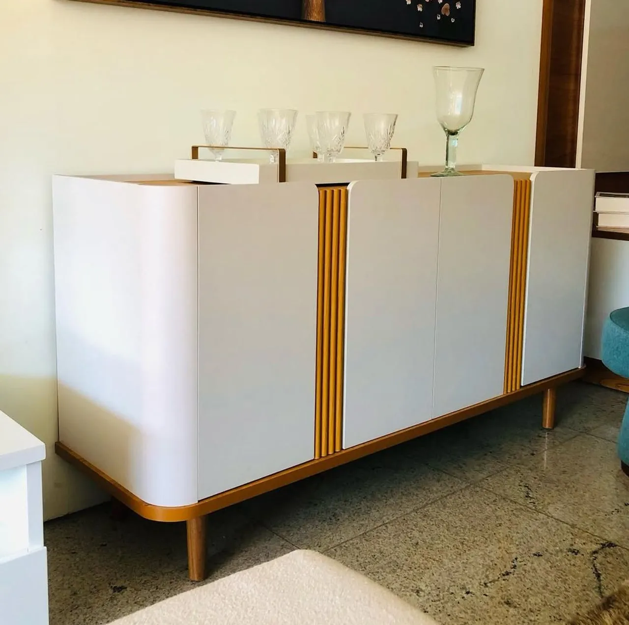 Buffet Moderno com Detalhes em Madeira