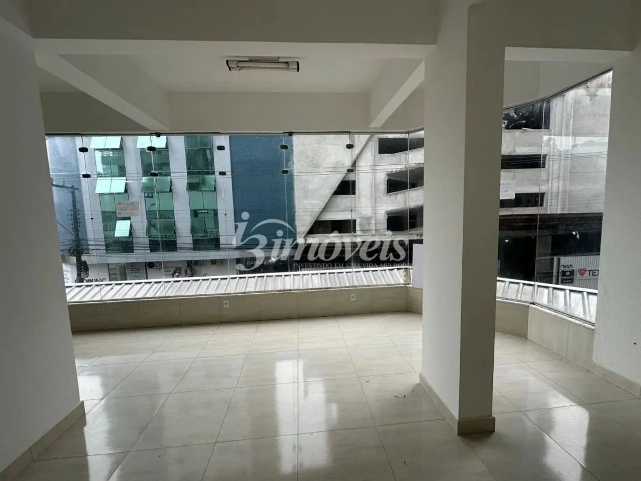Sala/Loja para Locação anual em andar superior, Bairro Pioneiros, Balneário Camboriú-SC
