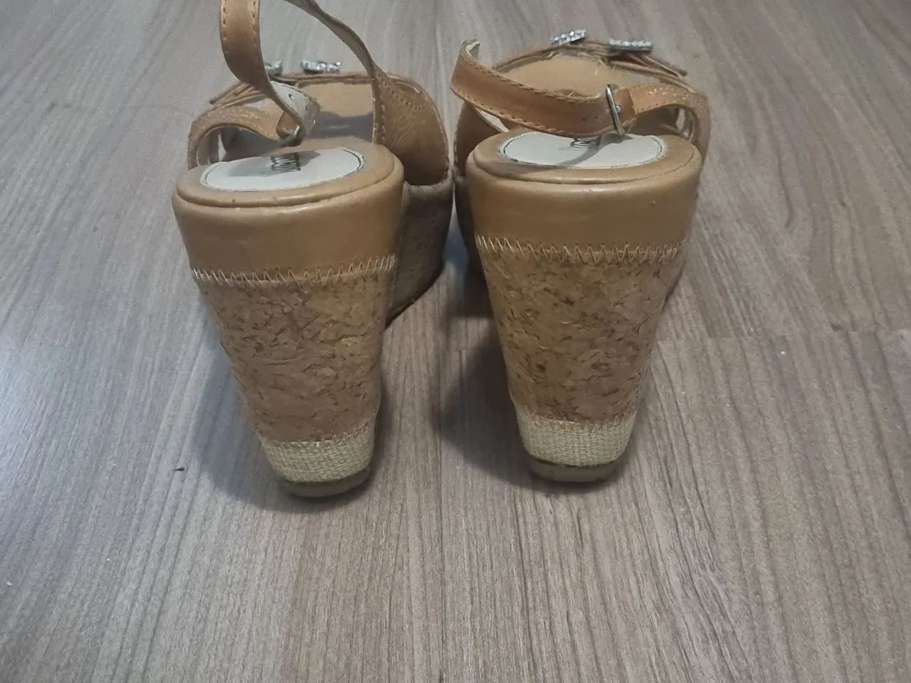 Sandália Anabela nº. 37 bege com Detalhes - Foto 4