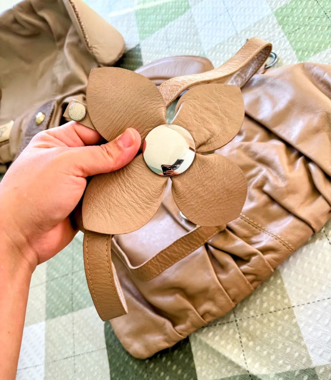 Bolsa de couro com detalhe de flor - Foto 3