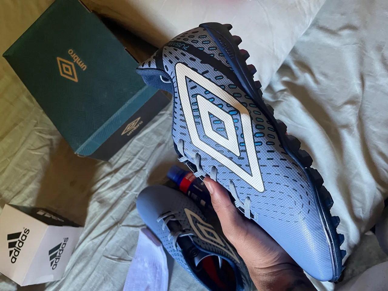 Chuteira de society Umbro na caixa