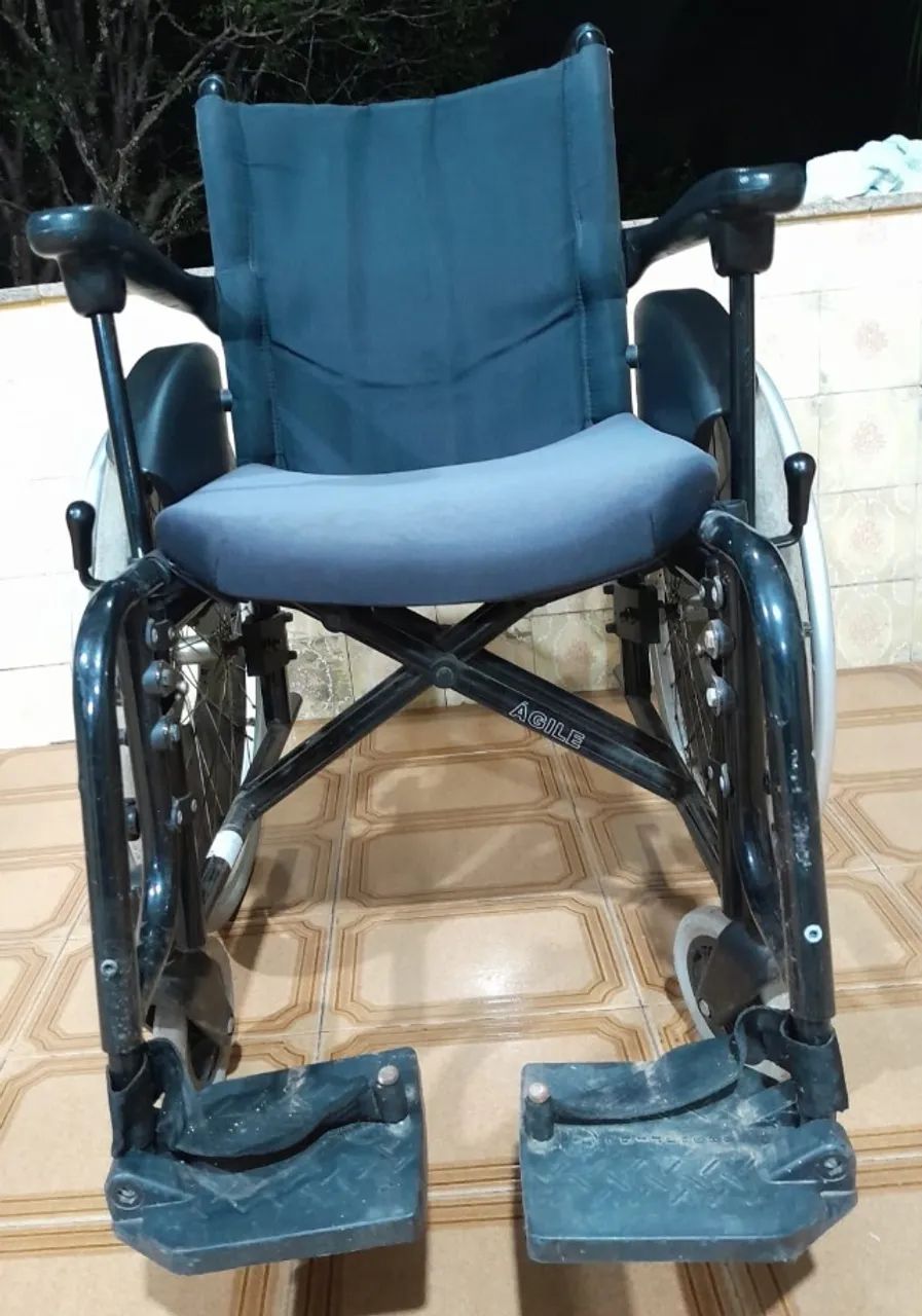 Vende-se CADEIRA DE RODAS REFORÇADA com ANDADOR