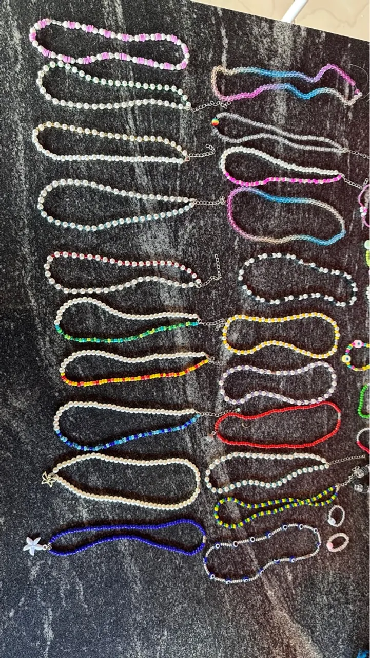 Colares artesanais de miçangas e pérolas