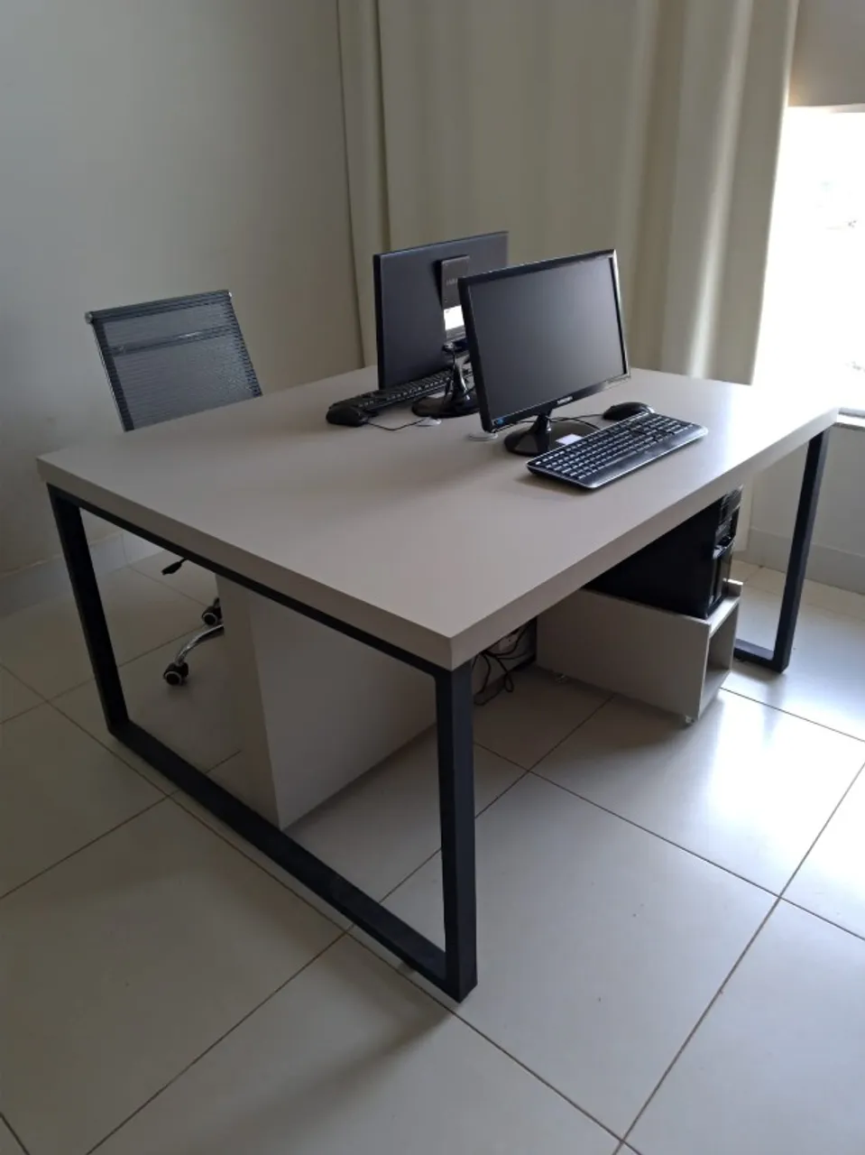 Mesa grande, quadrada, com passagem de fiação