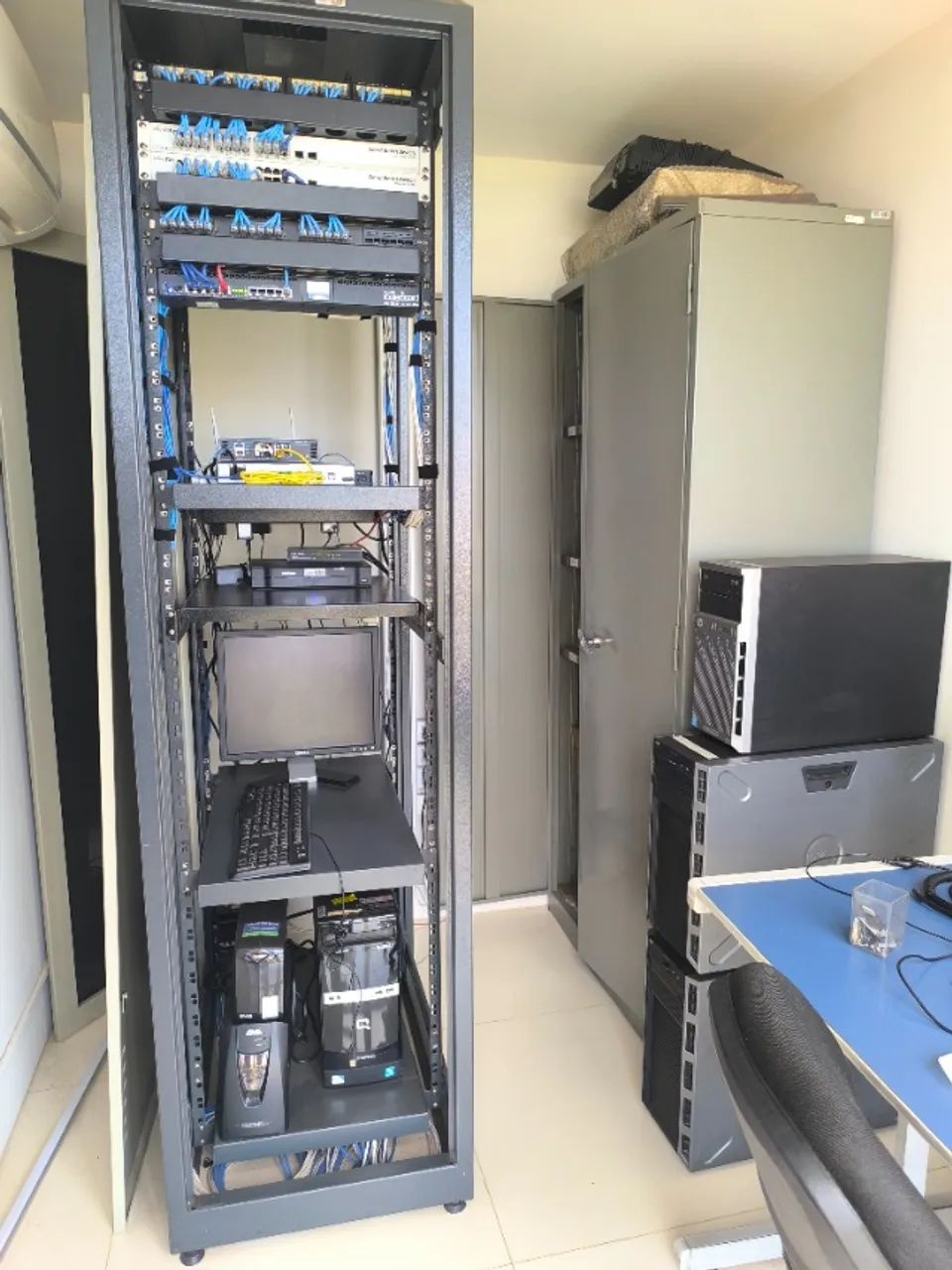 Rack para servidores de gaveta padrão 19"