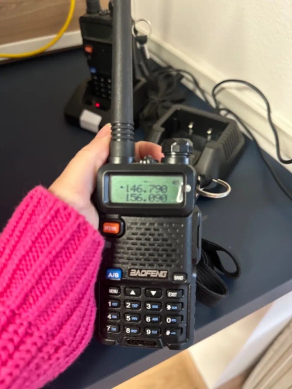 Dois rádios Baofeng UV-5R completos + bases carregadoras - Foto 3