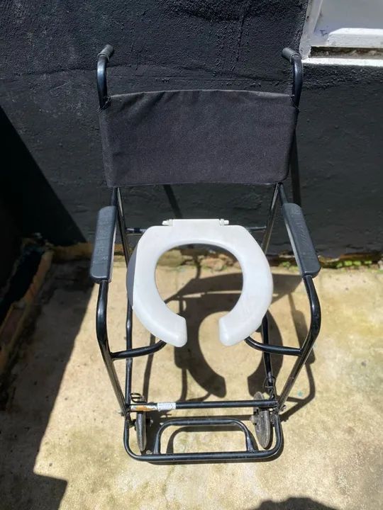 Cadeira de rodas com assento de plástico