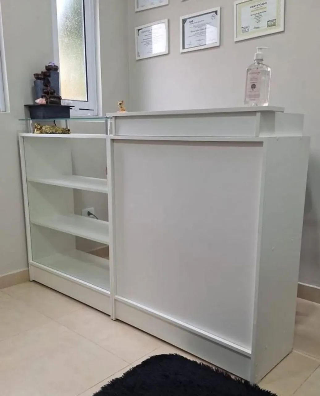 Balcão de atendimento CAIXA + VITRINE C/ TAMPO DE VIDRO branco com prateleiras