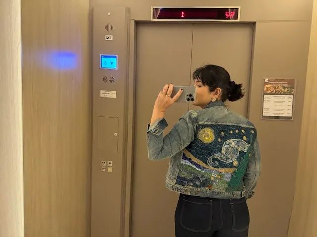 jaqueta jeans gap bordada em miçangas van gogh   - Foto 2