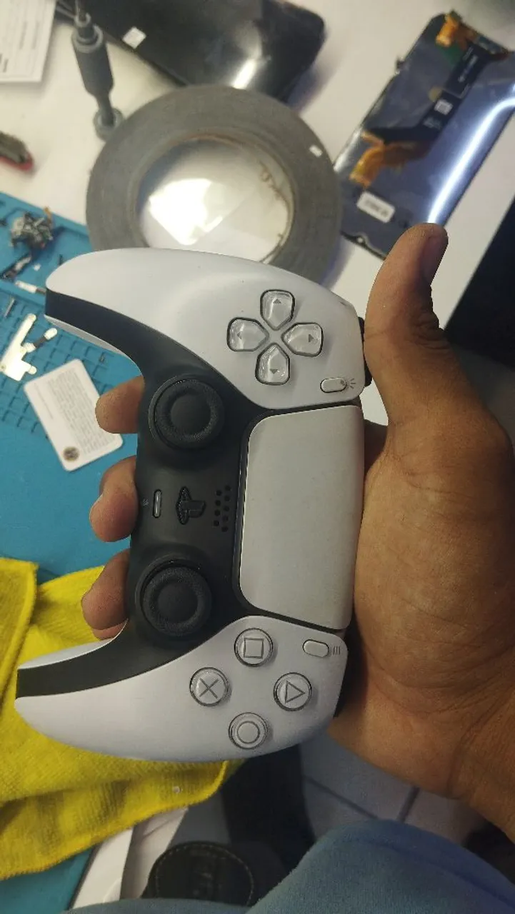 Manutenção de controles de videogames.