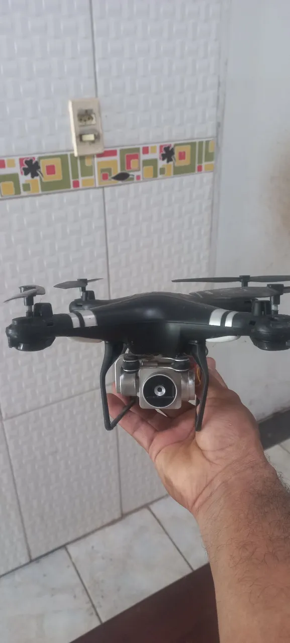 Drone com câmera, ótimo para iniciantes esta sem a bateias vendo por 150! Zap *16